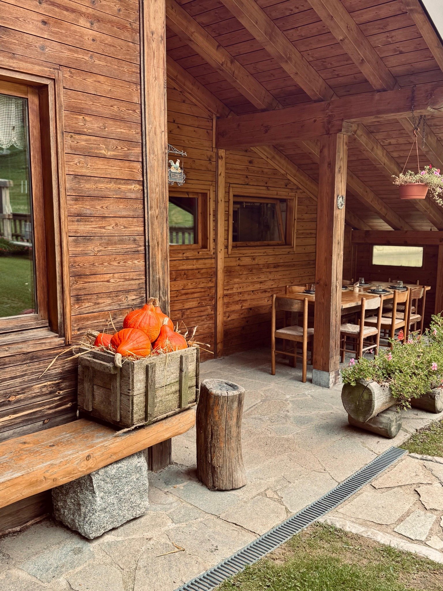 Portico in legno dell’Alpe con le zucche