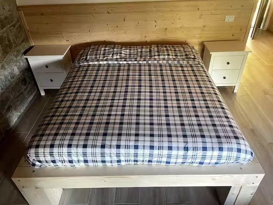 Letto matrimoniale con testiera in legno e comodini bianchi