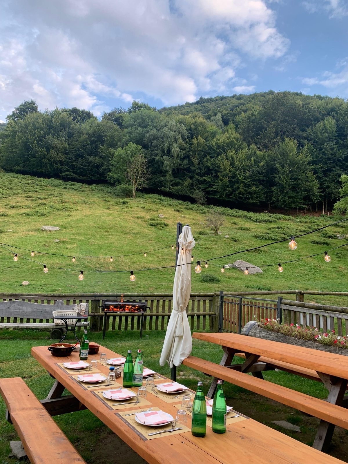 Tavolata apparecchiata all’aperto