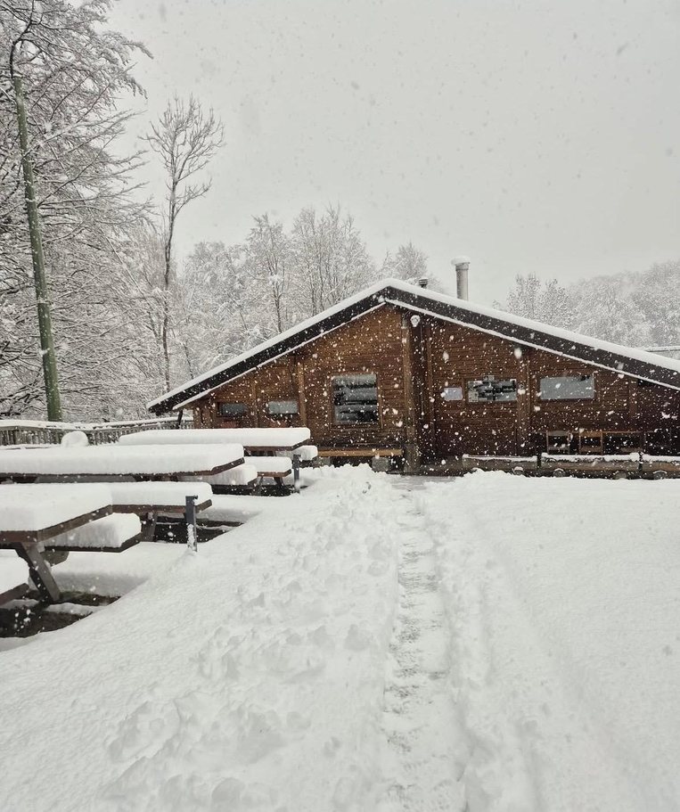 L'Agriturismo Alpe di Lemna sotto la neve