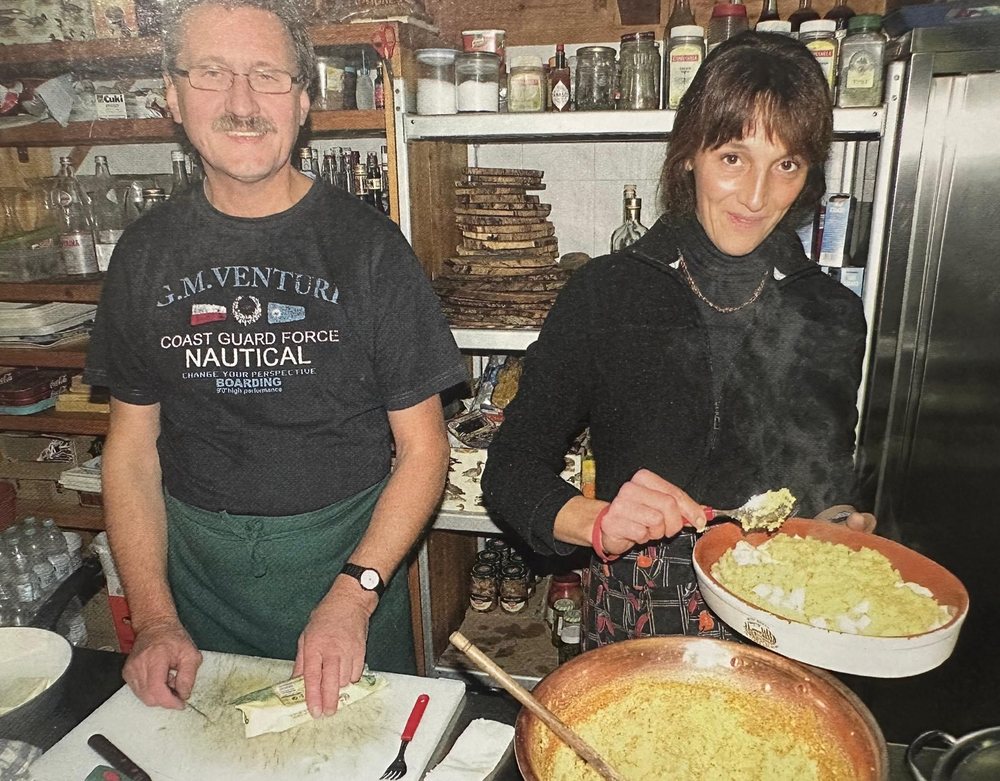 Algo ed Elena al lavoro nella cucina dell'agriturismo, con la polenta uncia