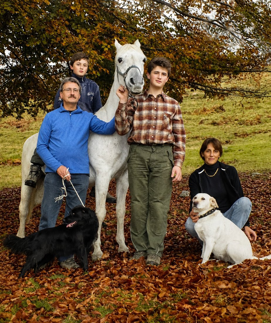 Algo ed Elena con i figli Martino e Giacomo, il cavallo bianco e i cani, nel bosco sopra l'Alpe